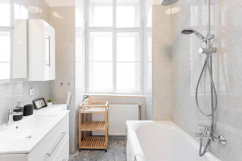 Franz 23 - Typical Viennese Apartment In The Heart Of Vienna Esterno foto