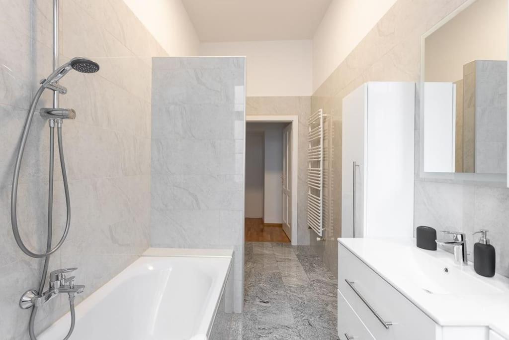 Franz 23 - Typical Viennese Apartment In The Heart Of Vienna Esterno foto